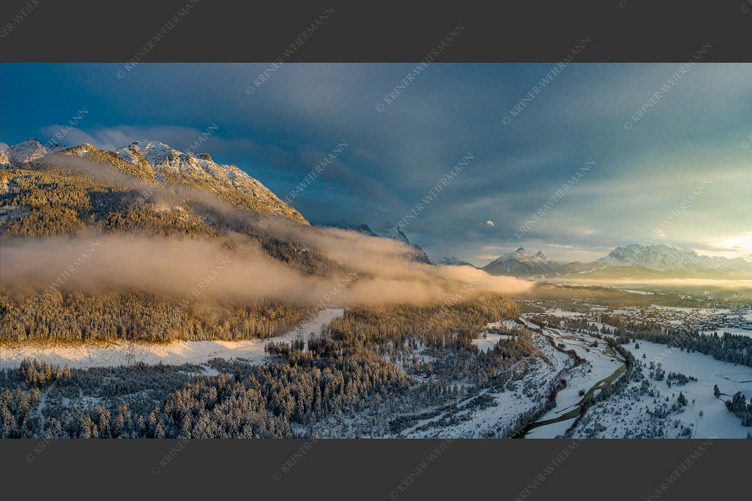 Blick über die Isar und Krün in den Sonnenuntergang am Wettersteingebirge - Isartaler Hoamat 2:1  -- Oberes Isartal im Winter - mehr Infos bei www.Kriner-Weiermann.de