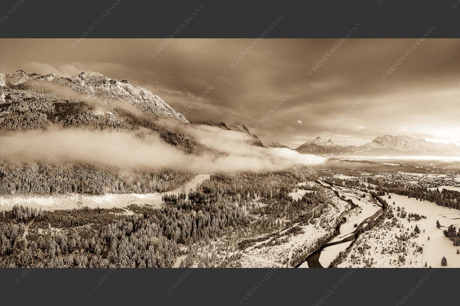 Blick über die Isar und Krün in den Sonnenuntergang am Wettersteingebirge - Isartaler Hoamat 2:1 sepia -- Oberes Isartal im Winter - mehr Infos bei www.Kriner-Weiermann.de