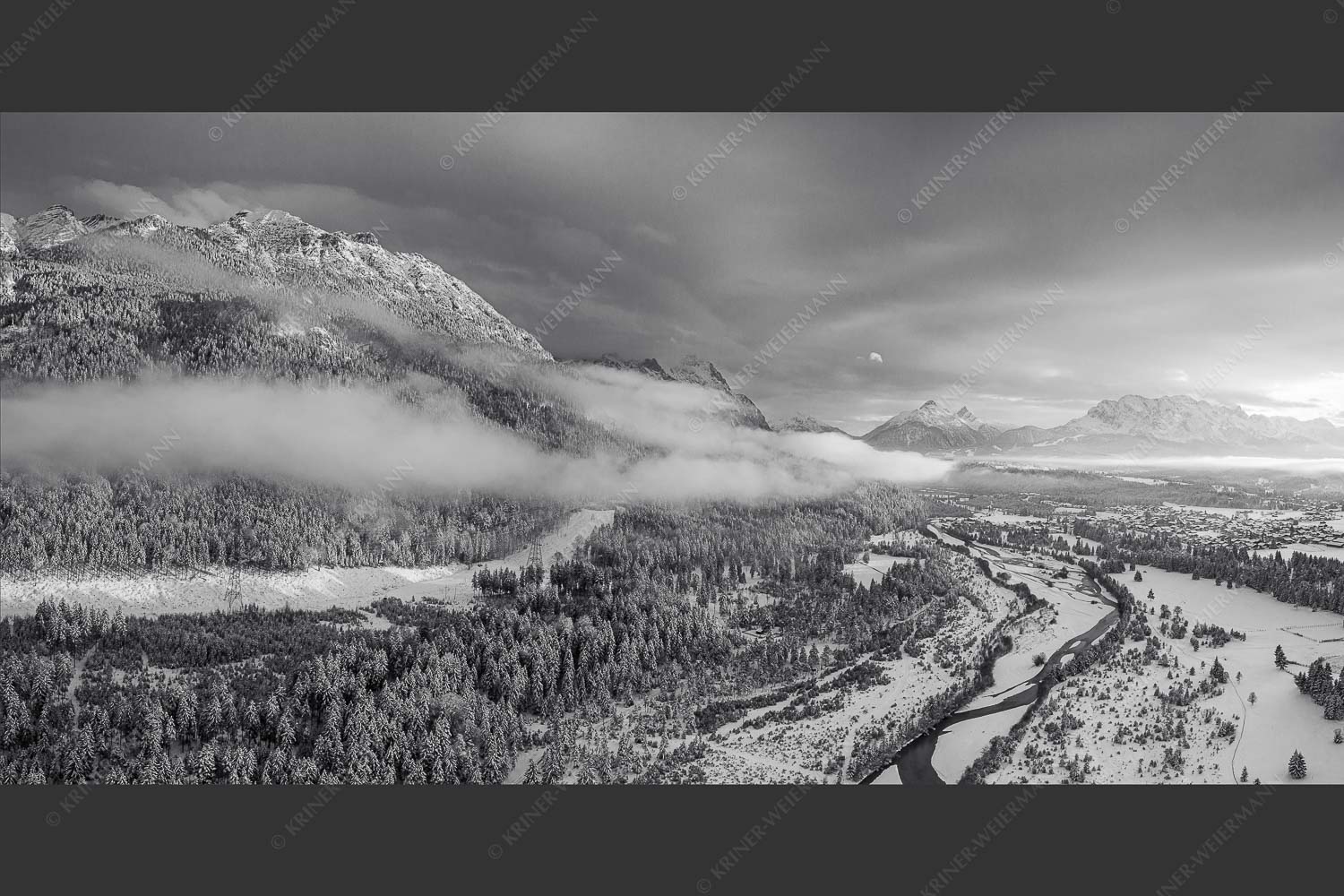 Blick über die Isar und Krün in den Sonnenuntergang am Wettersteingebirge - Isartaler Hoamat 2:1 sw -- Oberes Isartal im Winter - mehr Infos bei www.Kriner-Weiermann.de