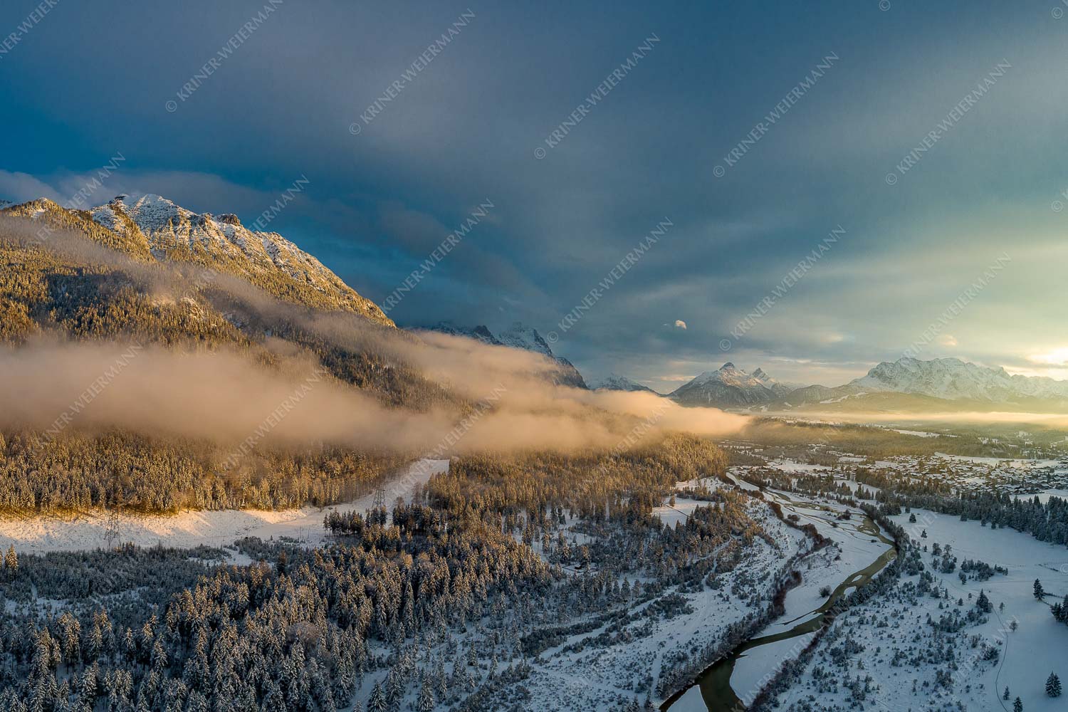 Blick über die Isar und Krün in den Sonnenuntergang am Wettersteingebirge - Isartaler Hoamat 3:2  -- Oberes Isartal im Winter - mehr Infos bei www.Kriner-Weiermann.de