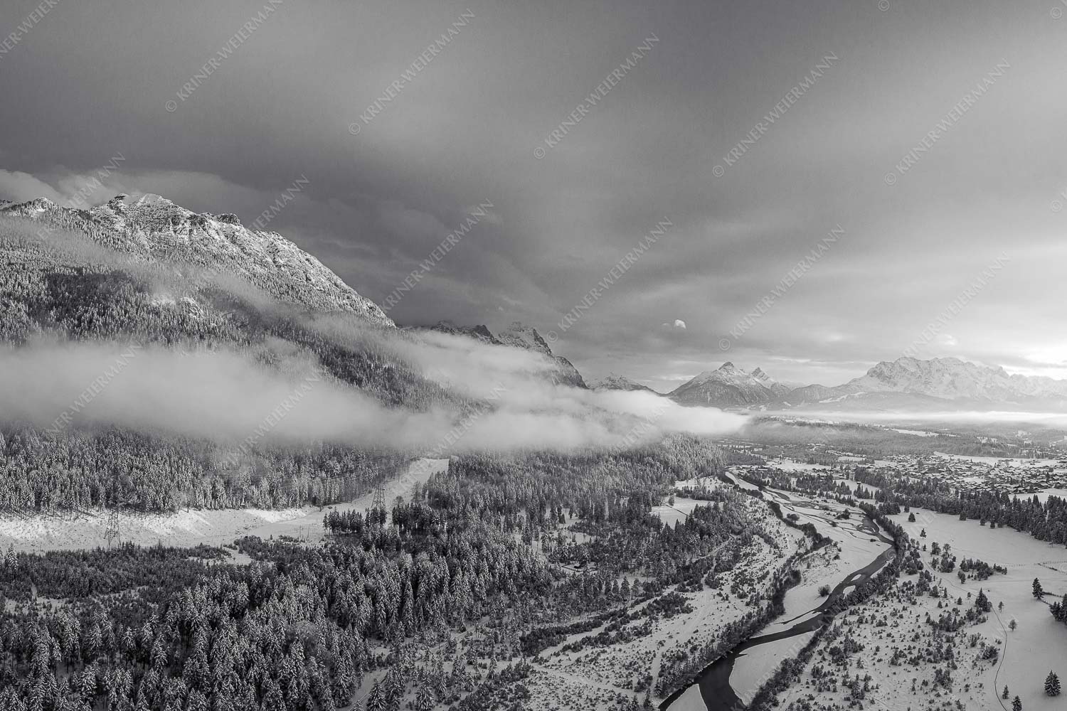Blick über die Isar und Krün in den Sonnenuntergang am Wettersteingebirge - Isartaler Hoamat 3:2 sw -- Oberes Isartal im Winter - mehr Infos bei www.Kriner-Weiermann.de