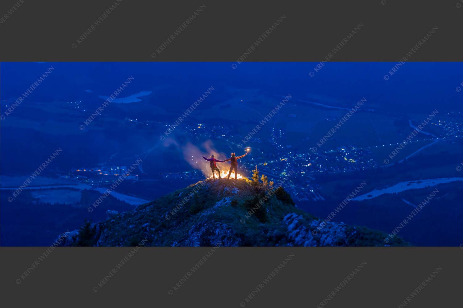 Bergfeuer an Johanni am Seinskopf mit Krün im Hintergrund - Johannifeuer in Krün 2,5:1  -- Bergfeuer - mehr Infos bei www.Kriner-Weiermann.de