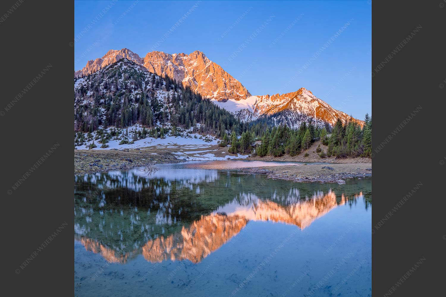 Fönige Morgenstimmung an der Fereineralm zwischen Soiern- und Karwendelgebirge - Klare Kante 1:1  -- Fereineralm im Karwendel - mehr Infos bei www.Kriner-Weiermann.de