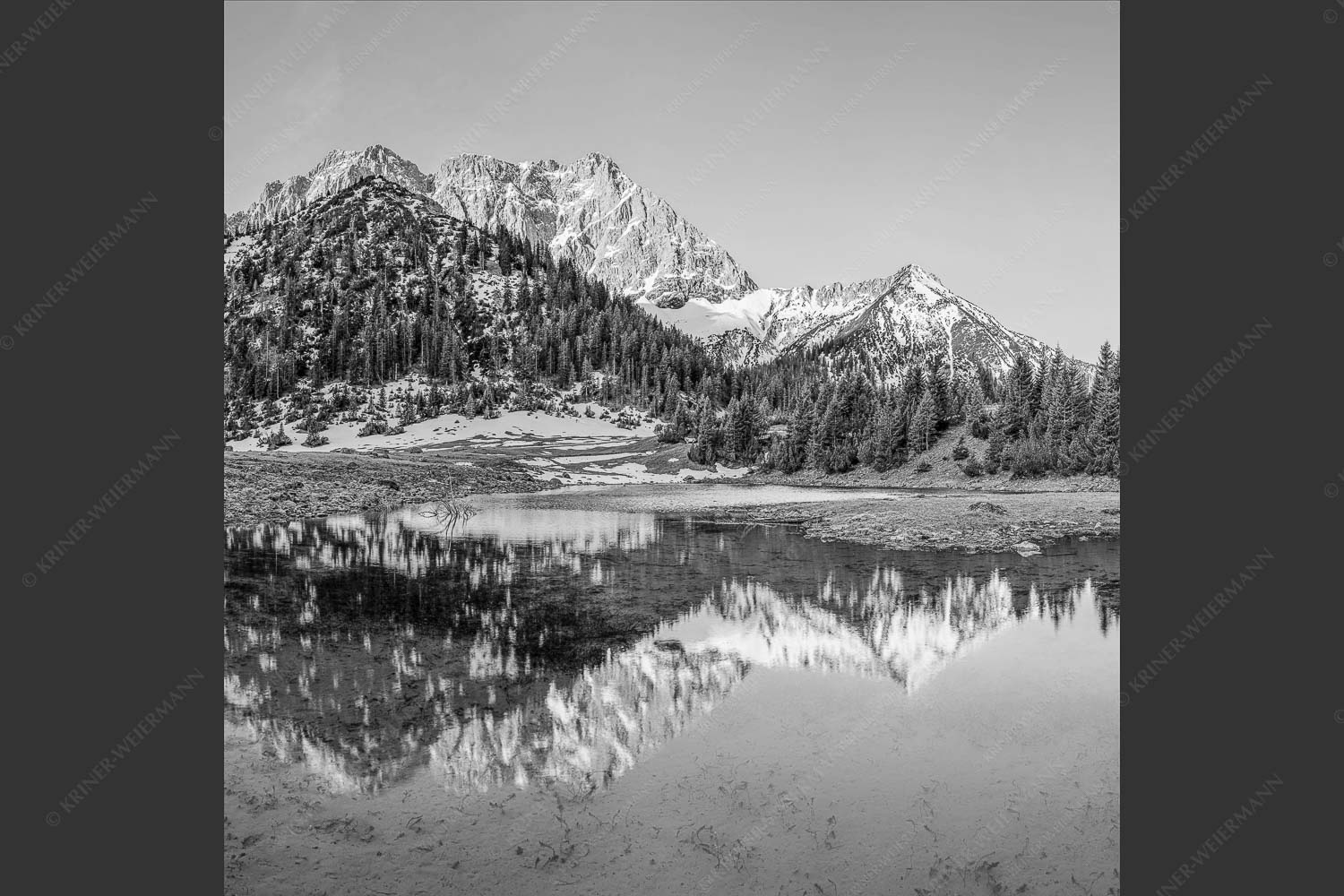 Fönige Morgenstimmung an der Fereineralm zwischen Soiern- und Karwendelgebirge - Klare Kante 1:1 sw -- Fereineralm im Karwendel - mehr Infos bei www.Kriner-Weiermann.de