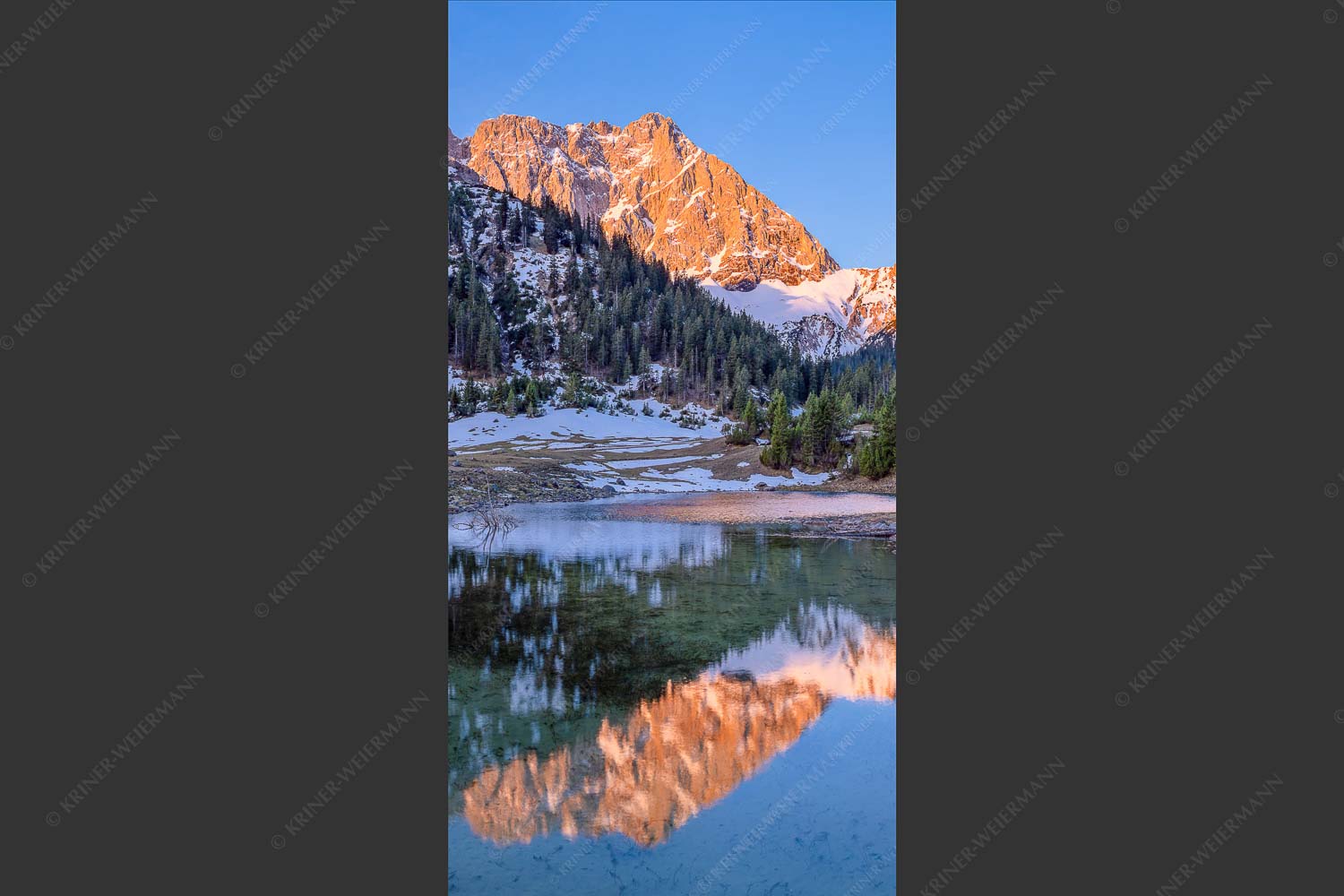 Fönige Morgenstimmung an der Fereineralm zwischen Soiern- und Karwendelgebirge - Klare Kante 1:2  -- Fereineralm im Karwendel - mehr Infos bei www.Kriner-Weiermann.de