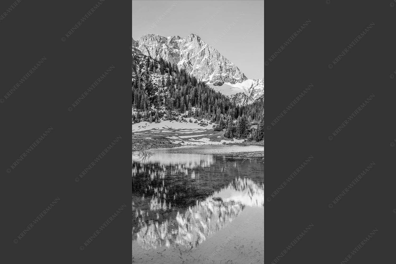 Fönige Morgenstimmung an der Fereineralm zwischen Soiern- und Karwendelgebirge - Klare Kante 1:2 sw -- Fereineralm im Karwendel - mehr Infos bei www.Kriner-Weiermann.de