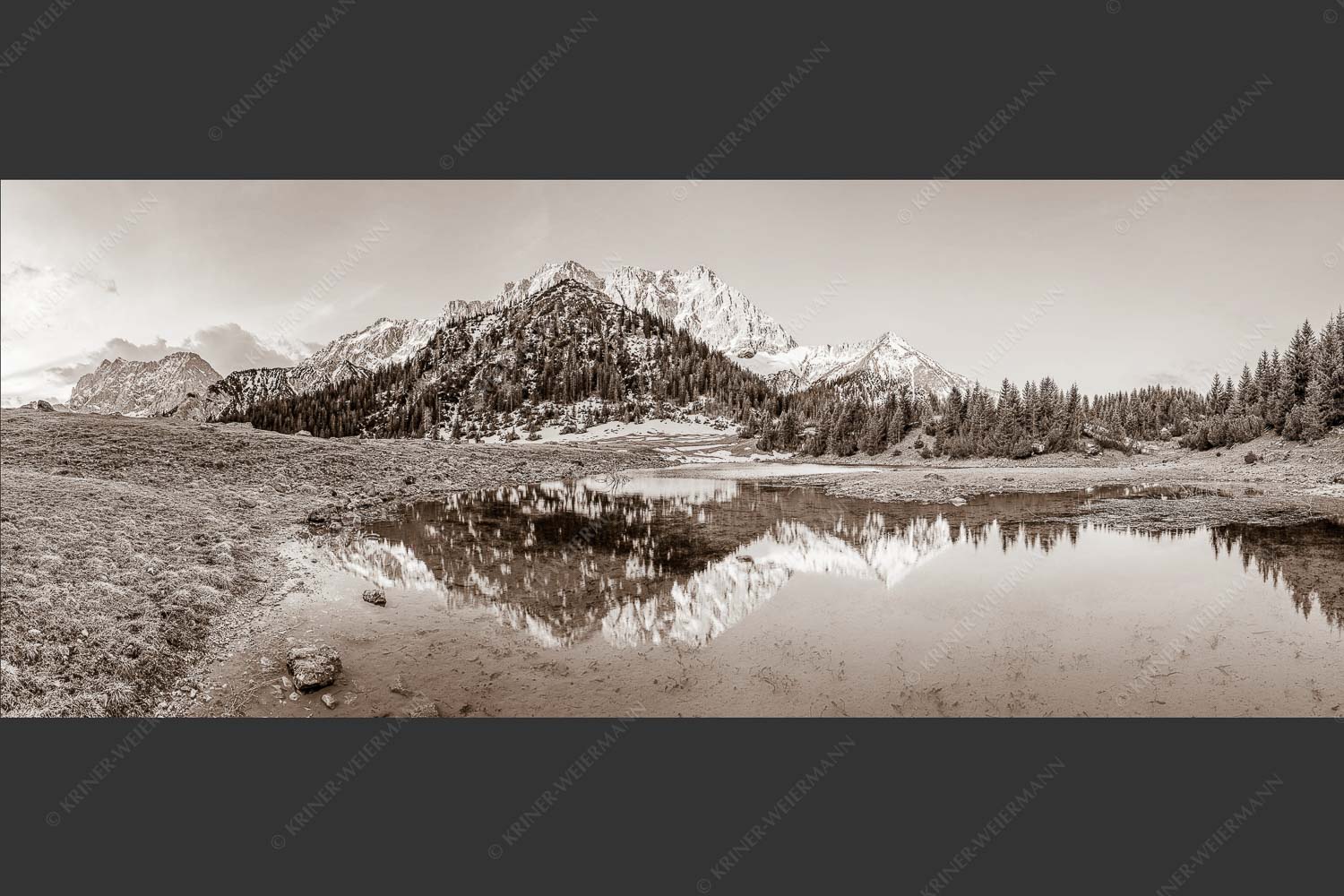 Fönige Morgenstimmung an der Fereineralm zwischen Soiern- und Karwendelgebirge - Klare Kante 2,5:1 sepia -- Fereineralm im Karwendel - mehr Infos bei www.Kriner-Weiermann.de