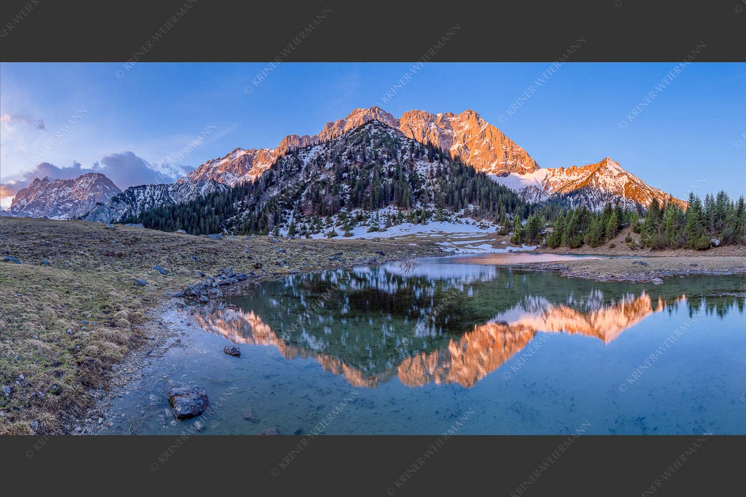 Fönige Morgenstimmung an der Fereineralm zwischen Soiern- und Karwendelgebirge - Klare Kante 2:1  -- Fereineralm im Karwendel - mehr Infos bei www.Kriner-Weiermann.de