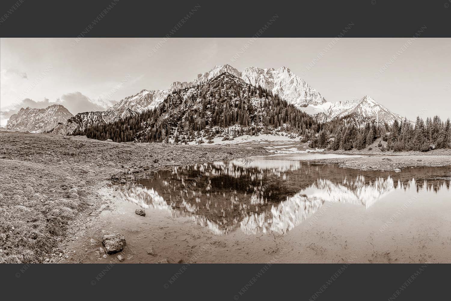 Fönige Morgenstimmung an der Fereineralm zwischen Soiern- und Karwendelgebirge - Klare Kante 2:1 sepia -- Fereineralm im Karwendel - mehr Infos bei www.Kriner-Weiermann.de