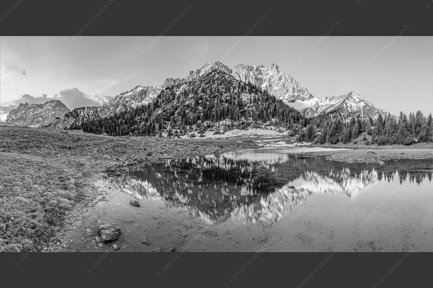 Fönige Morgenstimmung an der Fereineralm zwischen Soiern- und Karwendelgebirge - Klare Kante 2:1 sw -- Fereineralm im Karwendel - mehr Infos bei www.Kriner-Weiermann.de