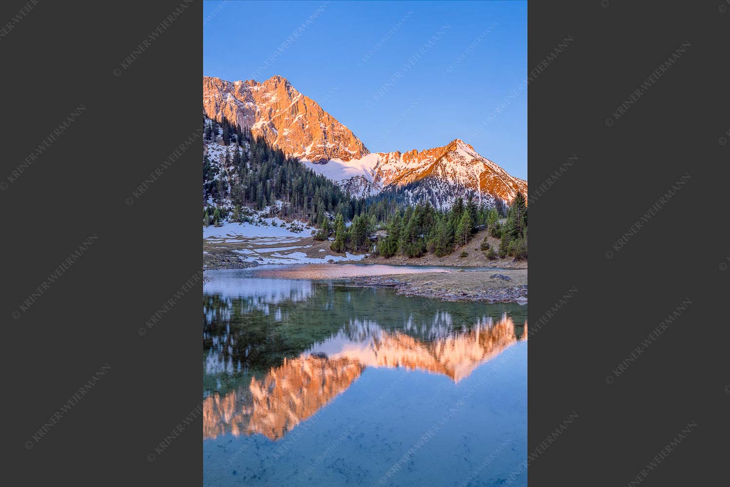 Fönige Morgenstimmung an der Fereineralm zwischen Soiern- und Karwendelgebirge - Klare Kante 2:3  -- Fereineralm im Karwendel - mehr Infos bei www.Kriner-Weiermann.de