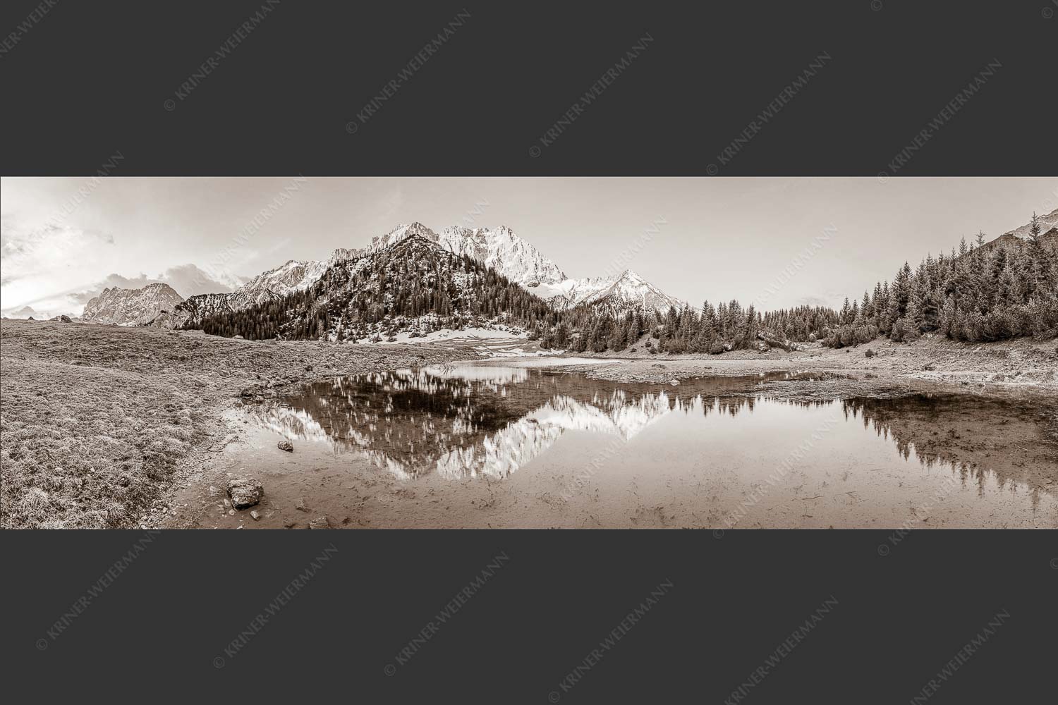 Fönige Morgenstimmung an der Fereineralm zwischen Soiern- und Karwendelgebirge - Klare Kante 3:1 sepia -- Fereineralm im Karwendel - mehr Infos bei www.Kriner-Weiermann.de