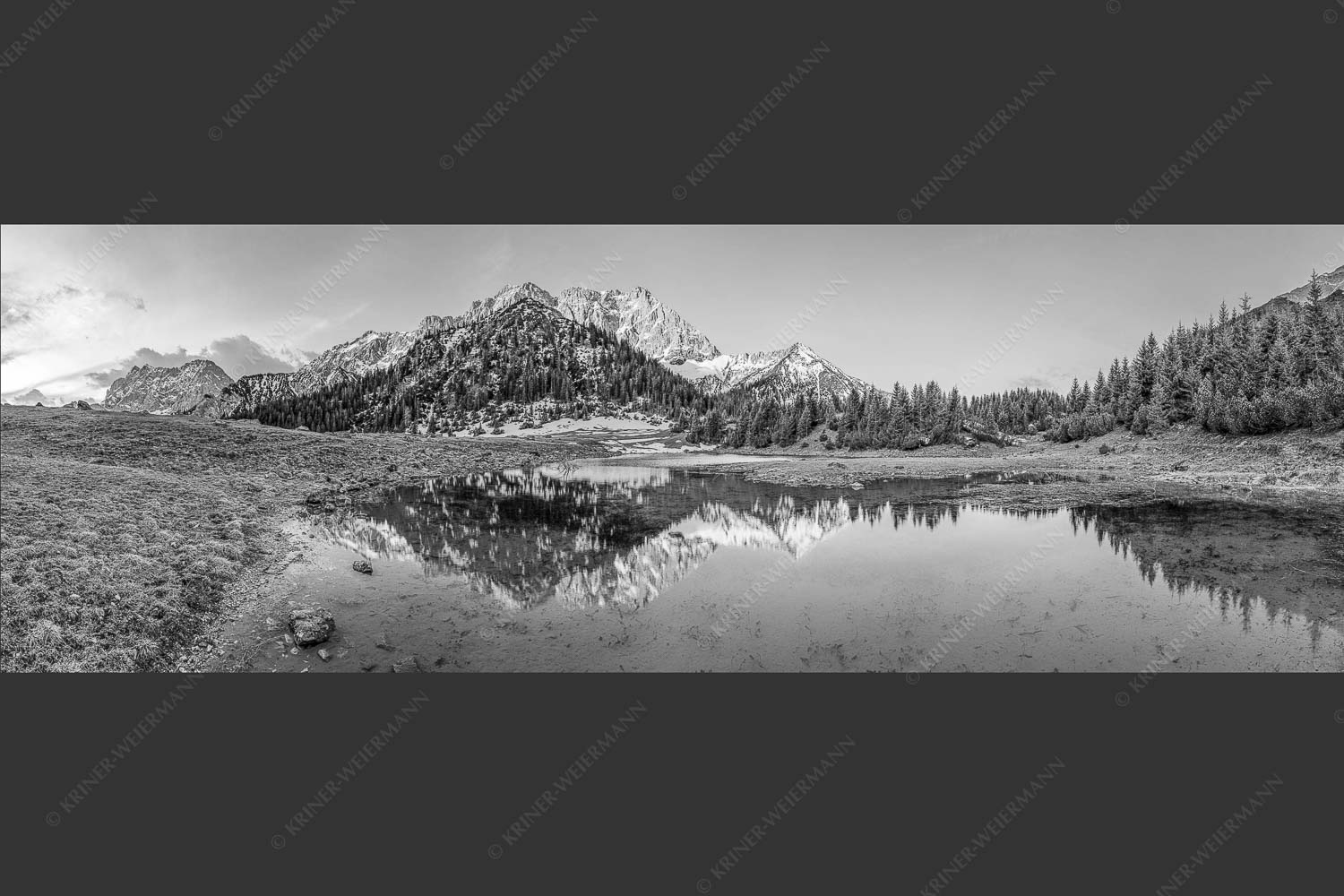 Fönige Morgenstimmung an der Fereineralm zwischen Soiern- und Karwendelgebirge - Klare Kante 3:1 sw -- Fereineralm im Karwendel - mehr Infos bei www.Kriner-Weiermann.de