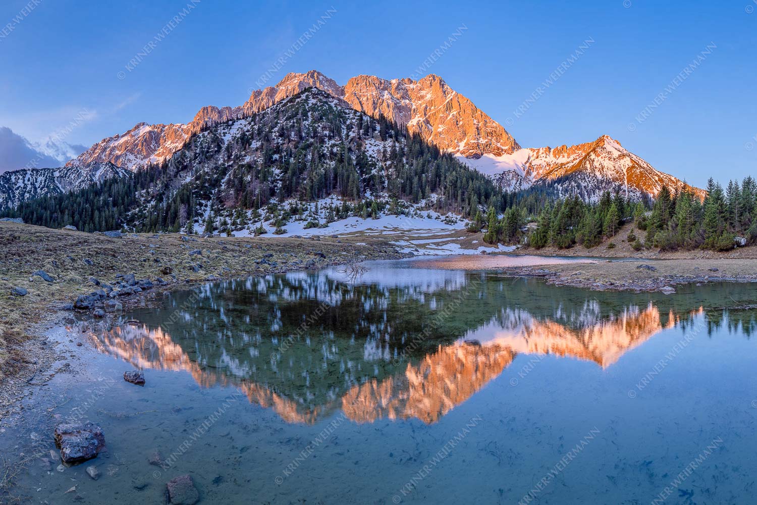 Fönige Morgenstimmung an der Fereineralm zwischen Soiern- und Karwendelgebirge - Klare Kante 3:2  -- Fereineralm im Karwendel - mehr Infos bei www.Kriner-Weiermann.de