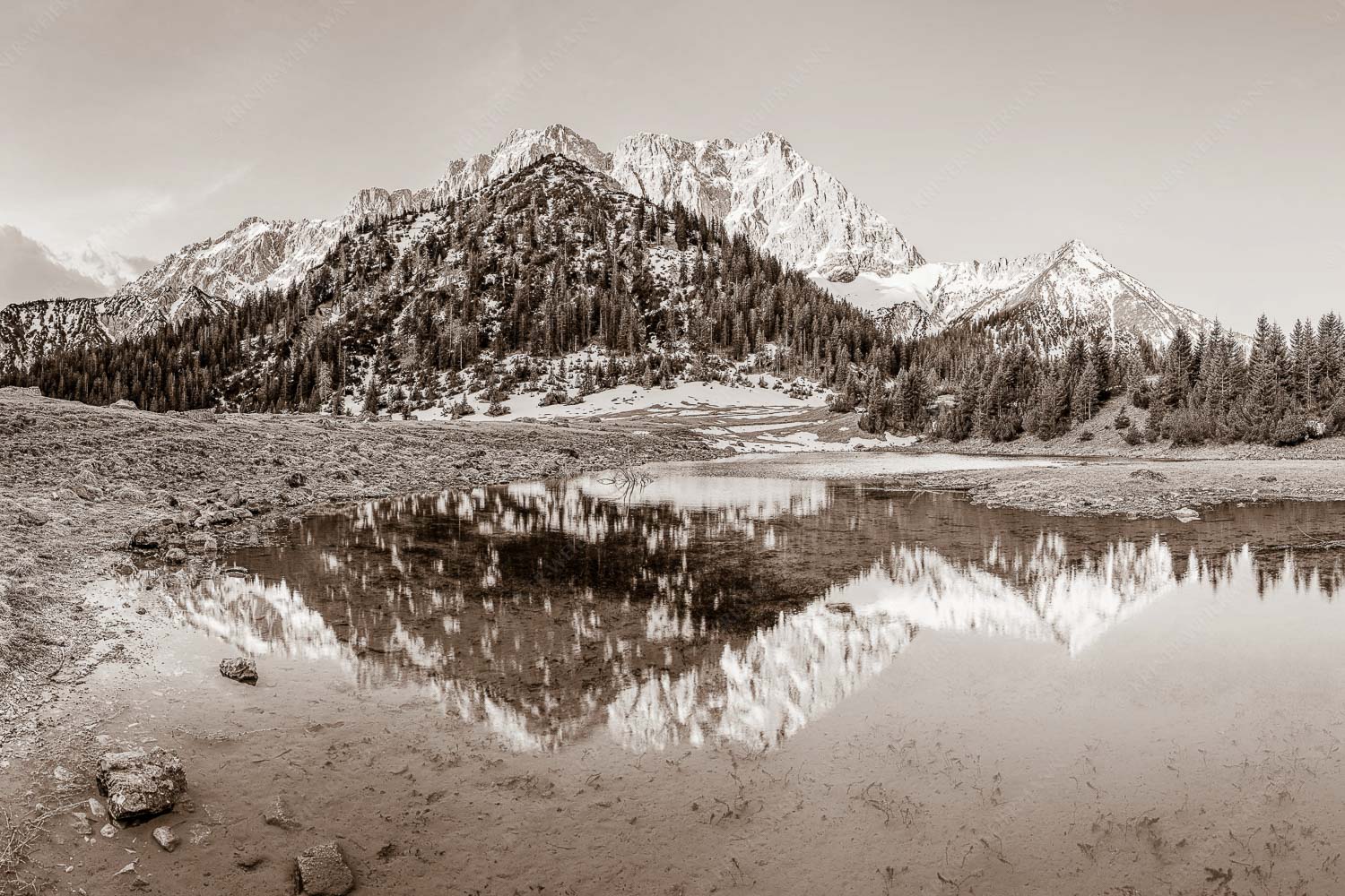 Fönige Morgenstimmung an der Fereineralm zwischen Soiern- und Karwendelgebirge - Klare Kante 3:2 sepia -- Fereineralm im Karwendel - mehr Infos bei www.Kriner-Weiermann.de