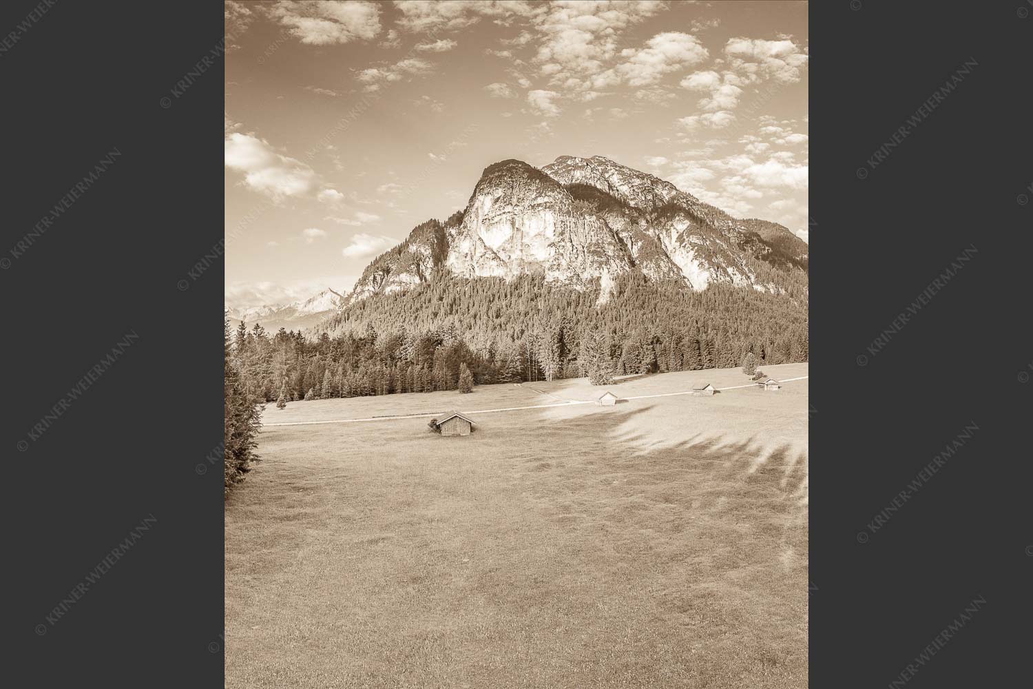 Blick zum Königstand und Alpspitze im Hintergrund - Kleine Alpspitze 1:1 sepia -- Königstand und Kramer - mehr Infos bei www.Kriner-Weiermann.de