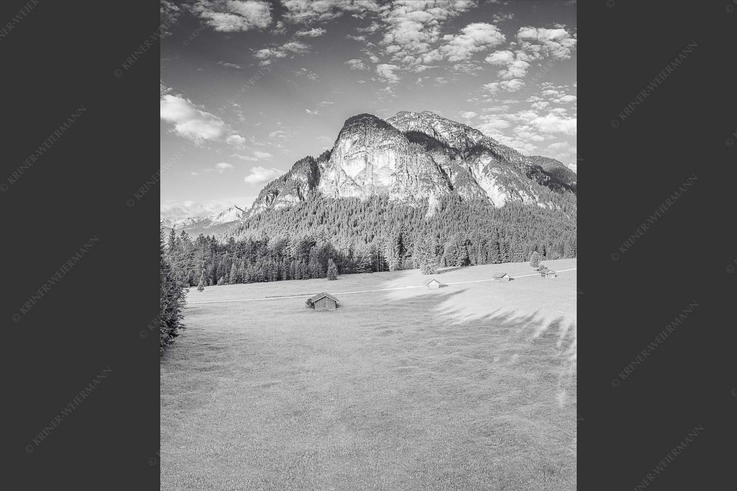 Blick zum Königstand und Alpspitze im Hintergrund - Kleine Alpspitze 1:1 sw -- Königstand und Kramer - mehr Infos bei www.Kriner-Weiermann.de