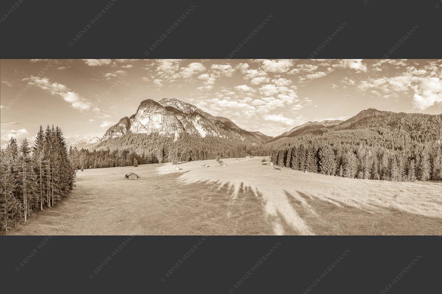 Blick zum Königstand und Alpspitze im Hintergrund - Kleine Alpspitze 2,5:1 sepia -- Königstand und Kramer - mehr Infos bei www.Kriner-Weiermann.de