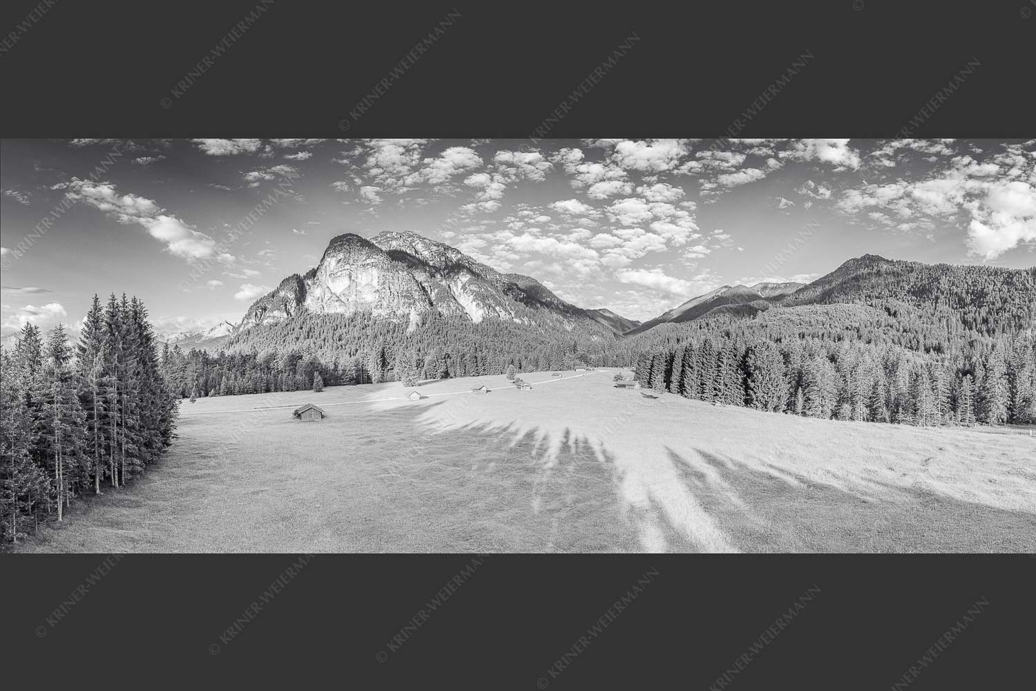 Blick zum Königstand und Alpspitze im Hintergrund - Kleine Alpspitze 2,5:1 sw -- Königstand und Kramer - mehr Infos bei www.Kriner-Weiermann.de
