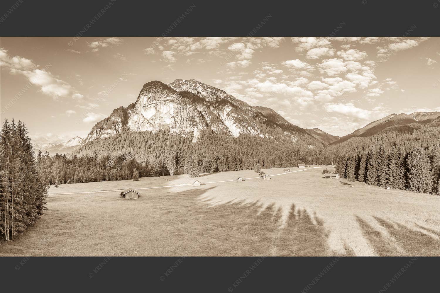 Blick zum Königstand und Alpspitze im Hintergrund - Kleine Alpspitze 2:1 sepia -- Königstand und Kramer - mehr Infos bei www.Kriner-Weiermann.de