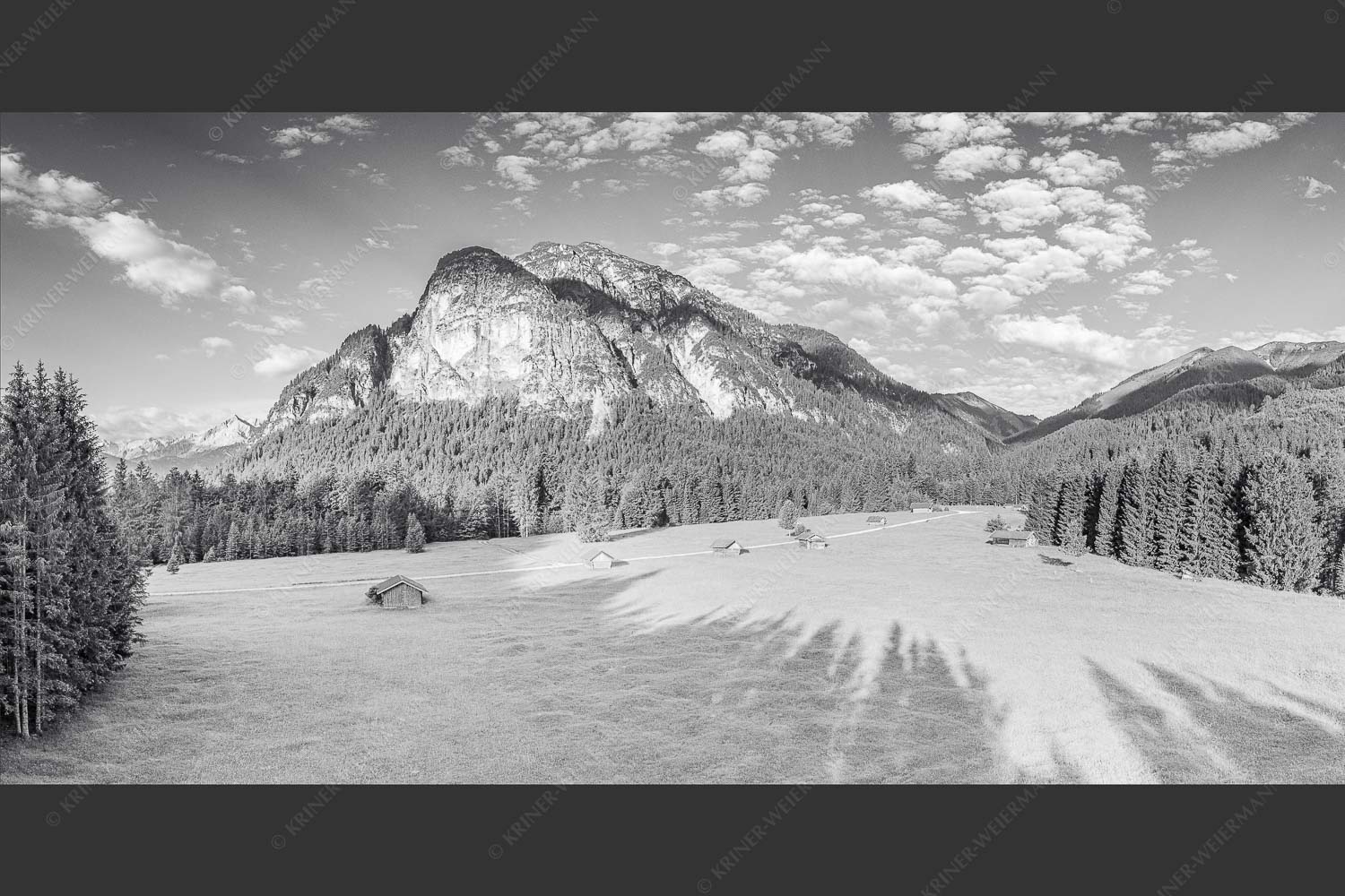 Blick zum Königstand und Alpspitze im Hintergrund - Kleine Alpspitze 2:1 sw -- Königstand und Kramer - mehr Infos bei www.Kriner-Weiermann.de