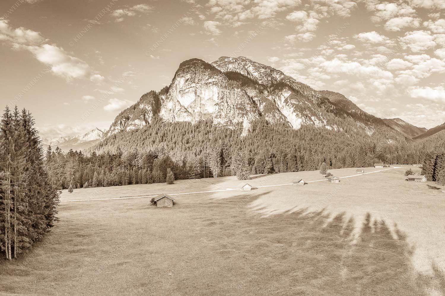 Blick zum Königstand und Alpspitze im Hintergrund - Kleine Alpspitze 3:2 sepia -- Königstand und Kramer - mehr Infos bei www.Kriner-Weiermann.de