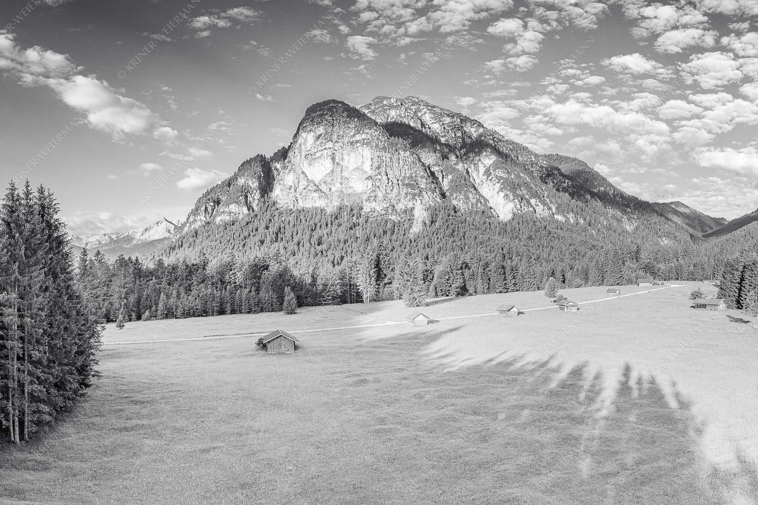 Blick zum Königstand und Alpspitze im Hintergrund - Kleine Alpspitze 3:2 sw -- Königstand und Kramer - mehr Infos bei www.Kriner-Weiermann.de