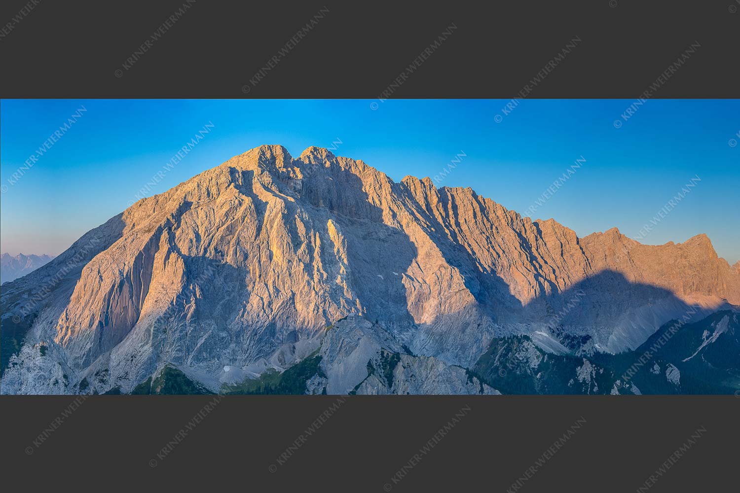 Erstes Licht an den Lafatscher Nordwänden im Karwendel - Kleiner und Große Lafatscher 2,5:1  -- Karwendelgebirge - mehr Infos bei www.Kriner-Weiermann.de