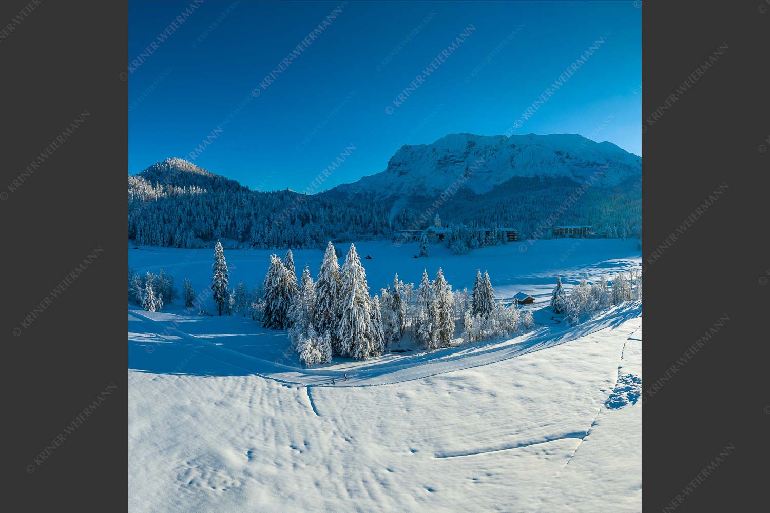 Langläufer im letzten Sonnenlicht im Elmauer Tal vor der Lulisse des Wettersteingebirges - Langlauf im Elmauertal II 1:1  -- Skilanglauf - mehr Infos bei www.Kriner-Weiermann.de