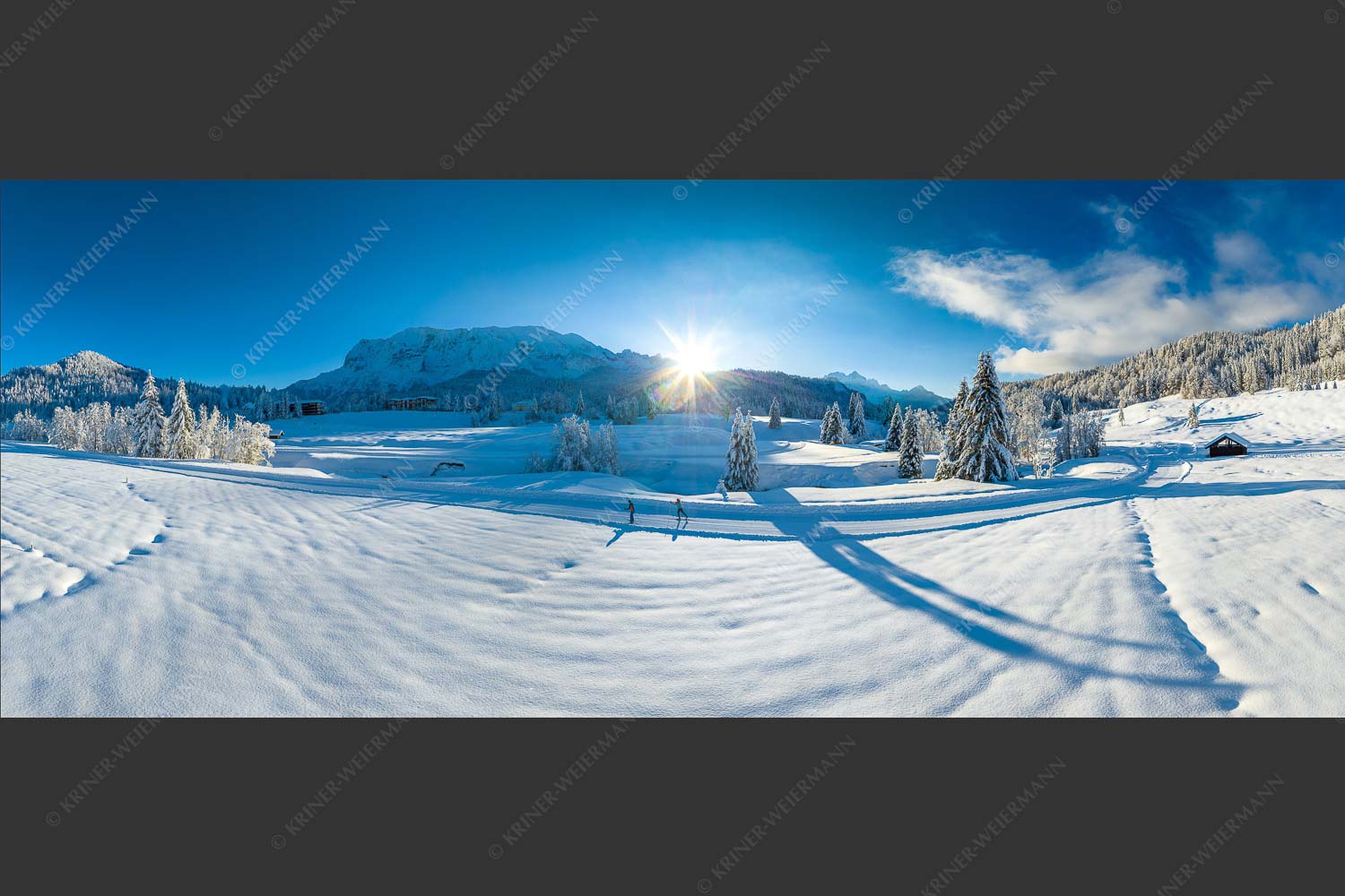 Langläufer im letzten Sonnenlicht im Elmauer Tal vor der Lulisse des Wettersteingebirges - Langlauf im Elmauertal II 2,5:1  -- Skilanglauf - mehr Infos bei www.Kriner-Weiermann.de