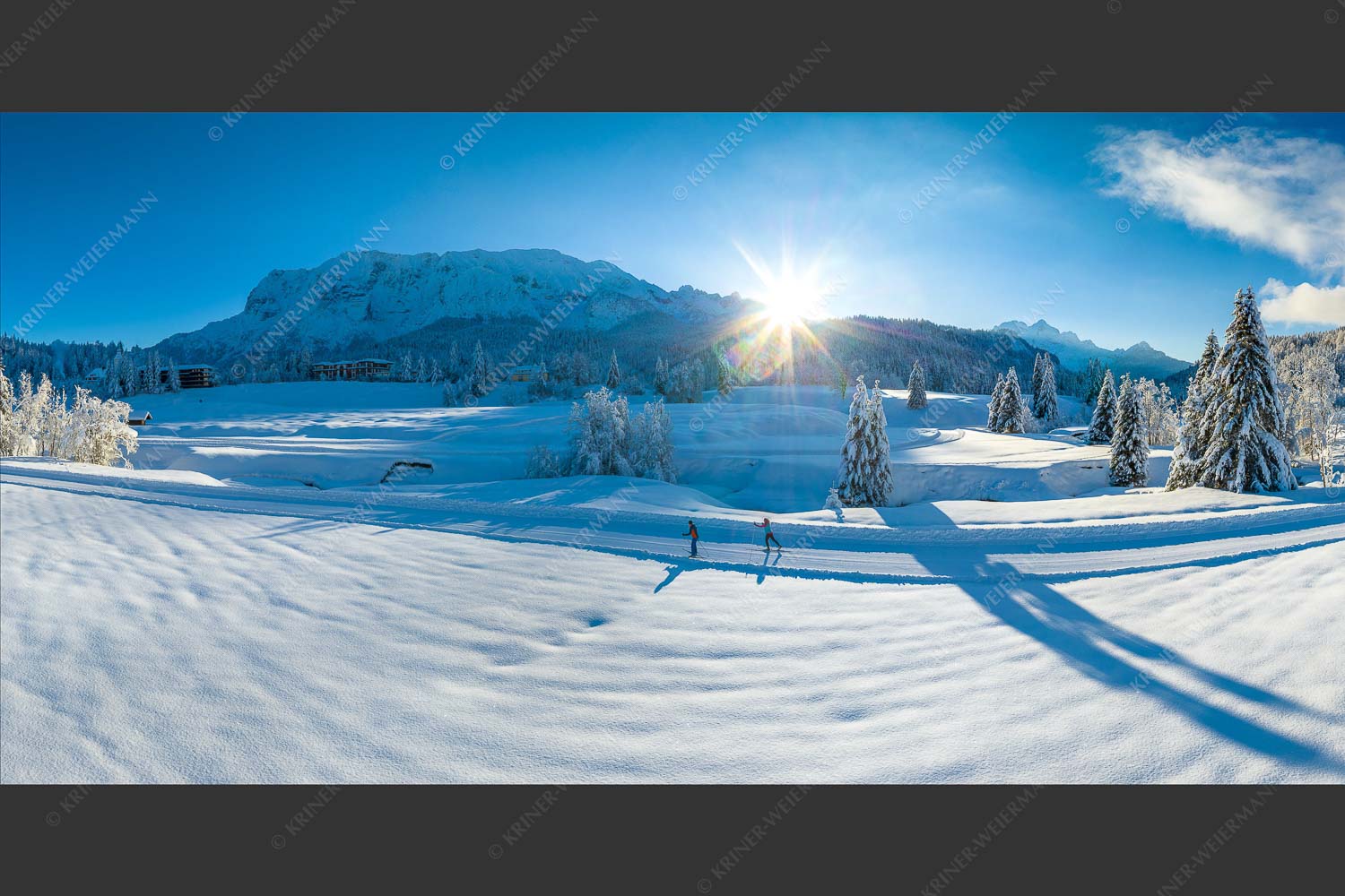 Langläufer im letzten Sonnenlicht im Elmauer Tal vor der Lulisse des Wettersteingebirges - Langlauf im Elmauertal II 2:1  -- Skilanglauf - mehr Infos bei www.Kriner-Weiermann.de