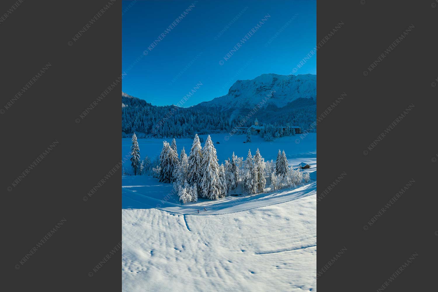 Langläufer im letzten Sonnenlicht im Elmauer Tal vor der Lulisse des Wettersteingebirges - Langlauf im Elmauertal II 2:3  -- Skilanglauf - mehr Infos bei www.Kriner-Weiermann.de