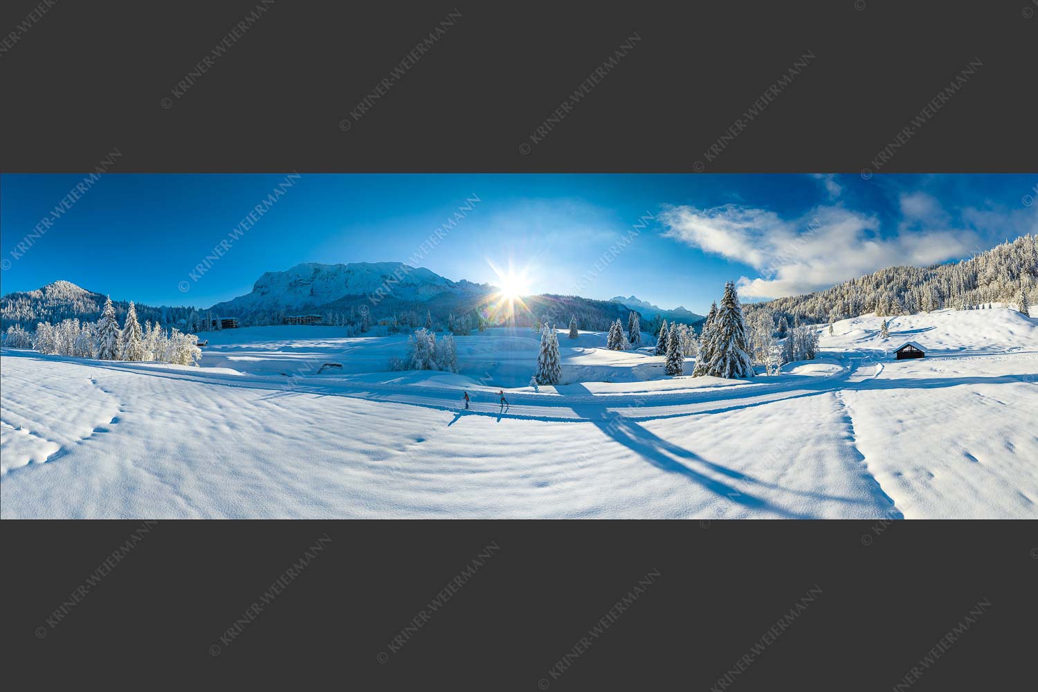 Langläufer im letzten Sonnenlicht im Elmauer Tal vor der Lulisse des Wettersteingebirges - Langlauf im Elmauertal II 3:1  -- Skilanglauf - mehr Infos bei www.Kriner-Weiermann.de