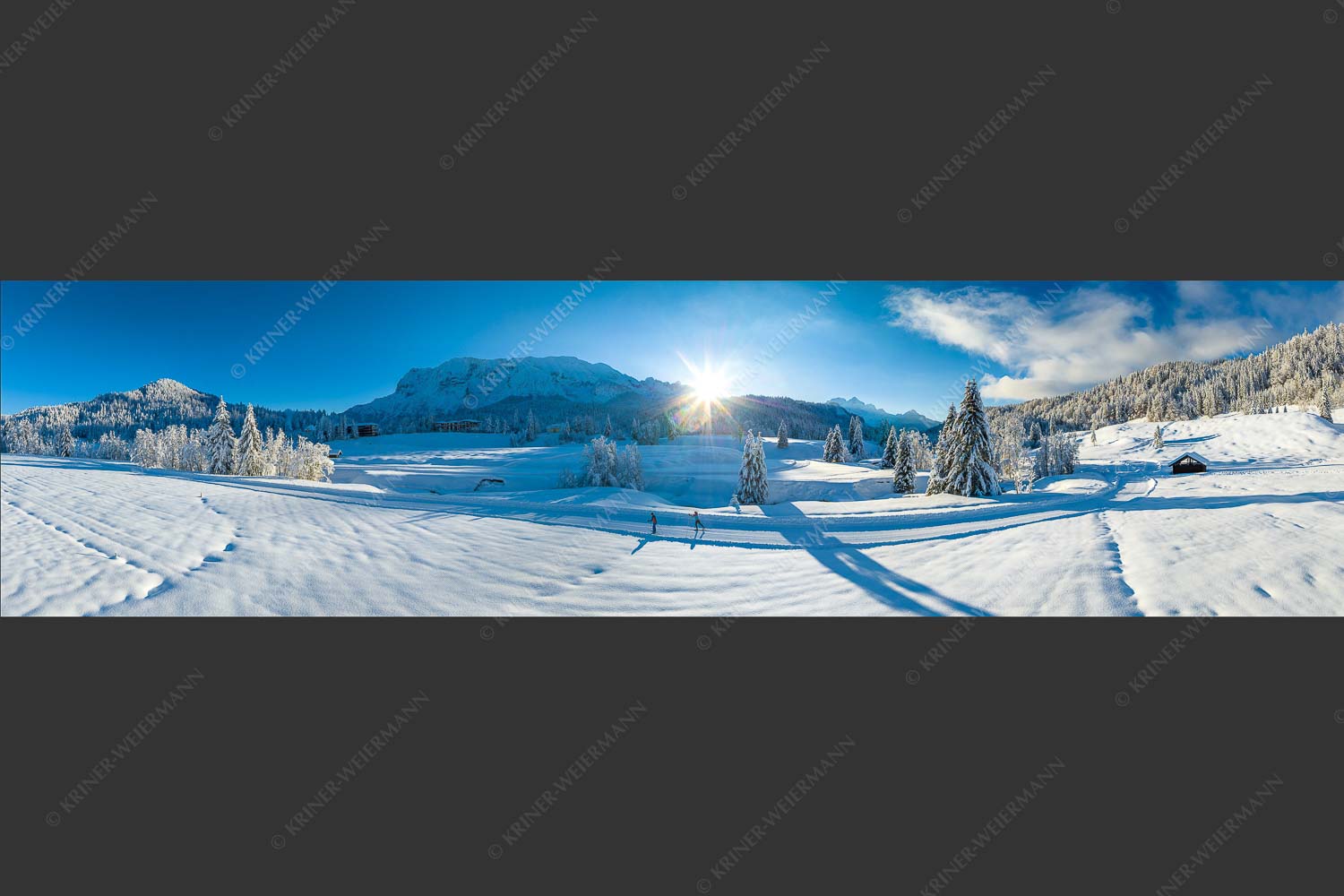 Langläufer im letzten Sonnenlicht im Elmauer Tal vor der Lulisse des Wettersteingebirges - Langlauf im Elmauertal II 4:1  -- Skilanglauf - mehr Infos bei www.Kriner-Weiermann.de