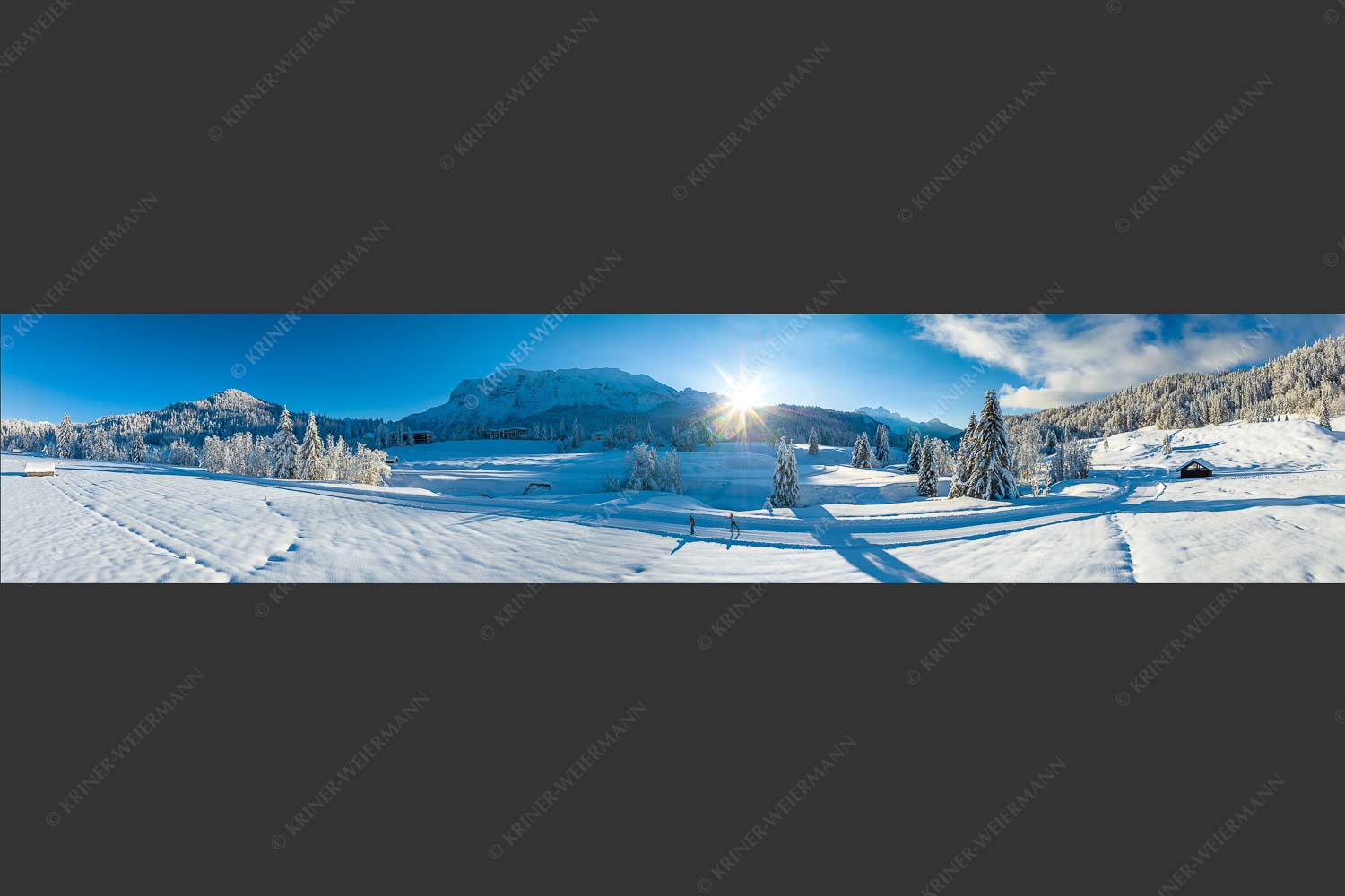 Langläufer im letzten Sonnenlicht im Elmauer Tal vor der Lulisse des Wettersteingebirges - Langlauf im Elmauertal II 5:1  -- Skilanglauf - mehr Infos bei www.Kriner-Weiermann.de