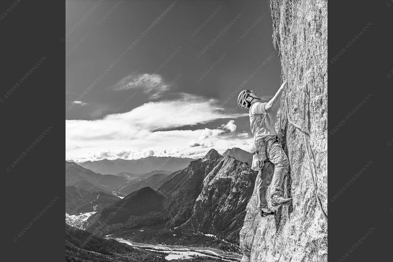 Klettern an der Gerbersüdwand im Karwendelgebirge mit Blick auf Scharnitz und den Arnspitzen - Radlmare 1:1 sw -- Klettern Gerber Karwendel - mehr Infos bei www.Kriner-Weiermann.de