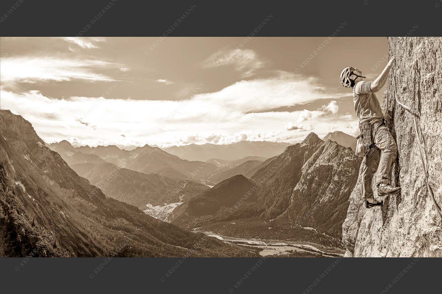 Klettern an der Gerbersüdwand im Karwendelgebirge mit Blick auf Scharnitz und den Arnspitzen - Radlmare 2:1 sepia -- Klettern Gerber Karwendel - mehr Infos bei www.Kriner-Weiermann.de