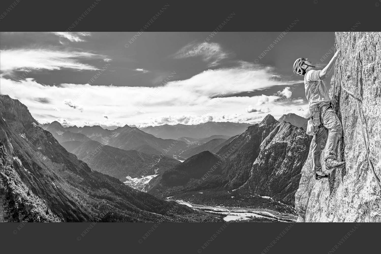 Klettern an der Gerbersüdwand im Karwendelgebirge mit Blick auf Scharnitz und den Arnspitzen - Radlmare 2:1 sw -- Klettern Gerber Karwendel - mehr Infos bei www.Kriner-Weiermann.de