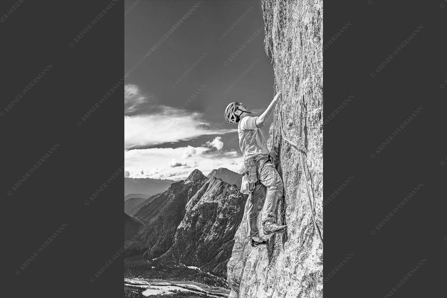 Klettern an der Gerbersüdwand im Karwendelgebirge mit Blick auf Scharnitz und den Arnspitzen - Radlmare 2:3 sw -- Klettern Gerber Karwendel - mehr Infos bei www.Kriner-Weiermann.de