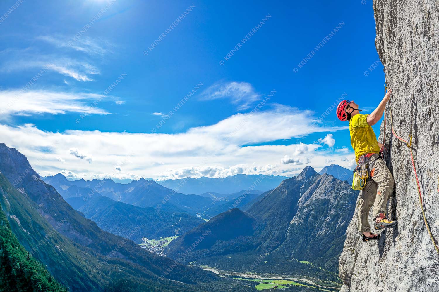 Klettern an der Gerbersüdwand im Karwendelgebirge mit Blick auf Scharnitz und den Arnspitzen - Radlmare 3:2  -- Klettern Gerber Karwendel - mehr Infos bei www.Kriner-Weiermann.de