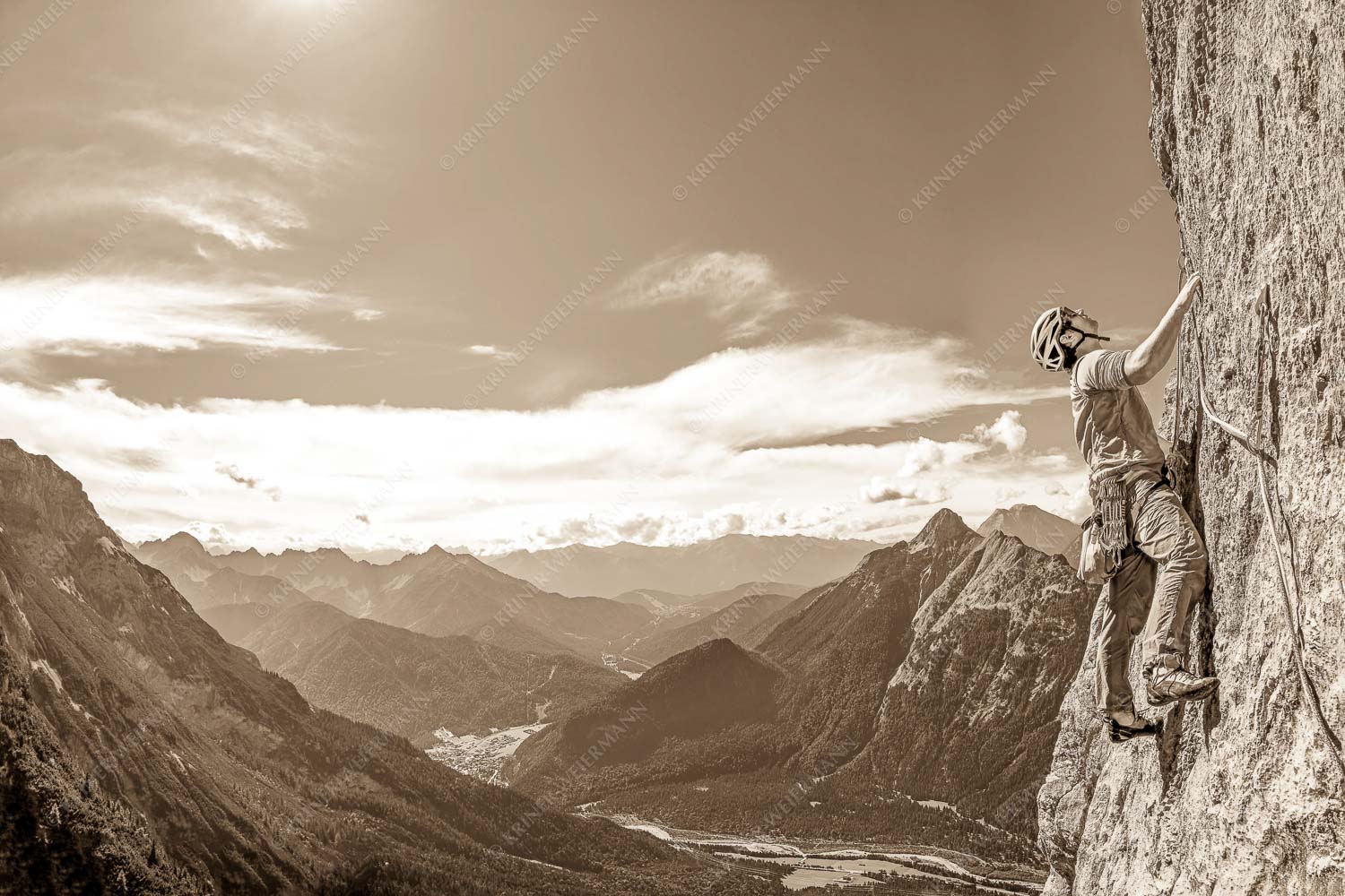 Klettern an der Gerbersüdwand im Karwendelgebirge mit Blick auf Scharnitz und den Arnspitzen - Radlmare 3:2 sepia -- Klettern Gerber Karwendel - mehr Infos bei www.Kriner-Weiermann.de