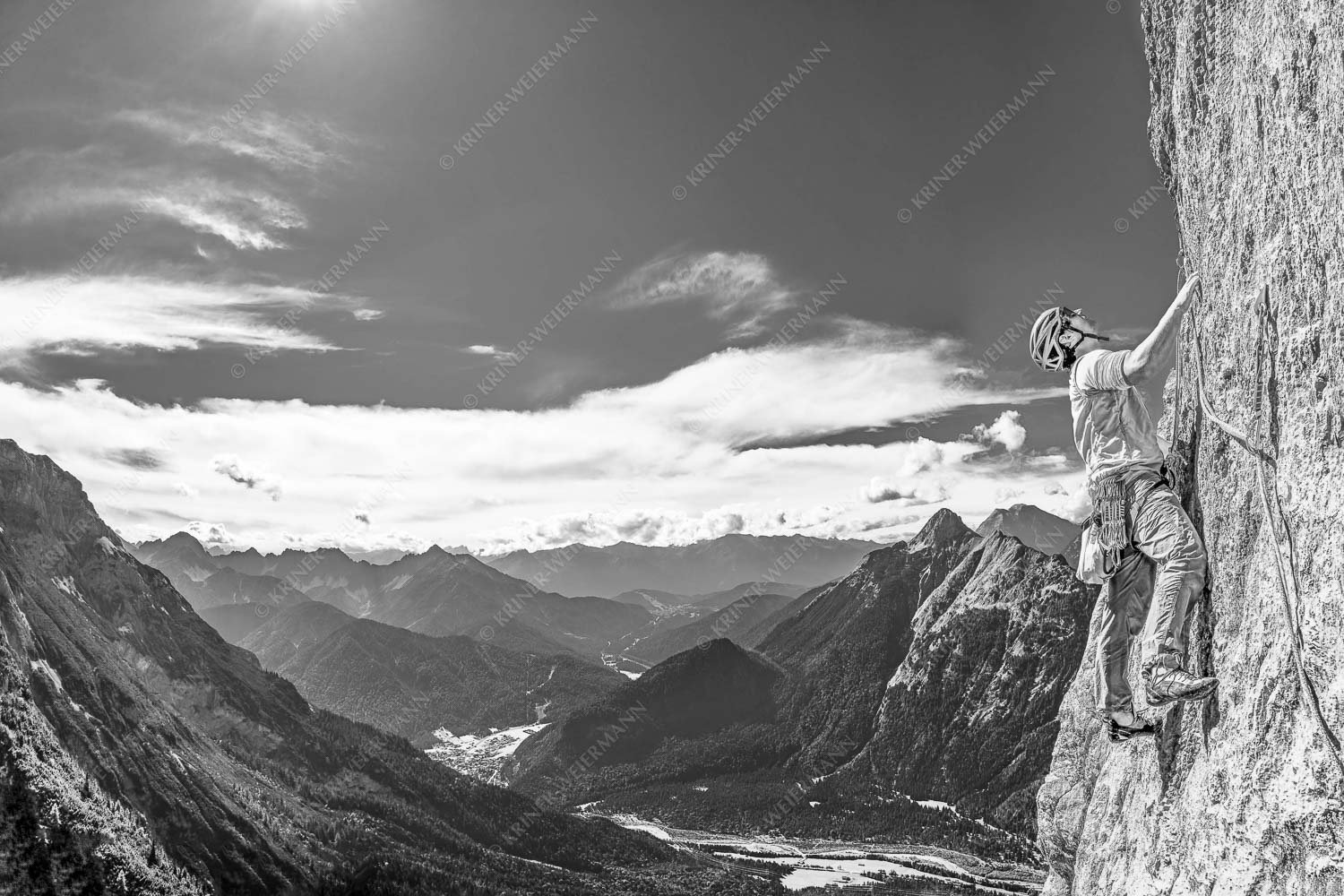 Klettern an der Gerbersüdwand im Karwendelgebirge mit Blick auf Scharnitz und den Arnspitzen - Radlmare 3:2 sw -- Klettern Gerber Karwendel - mehr Infos bei www.Kriner-Weiermann.de