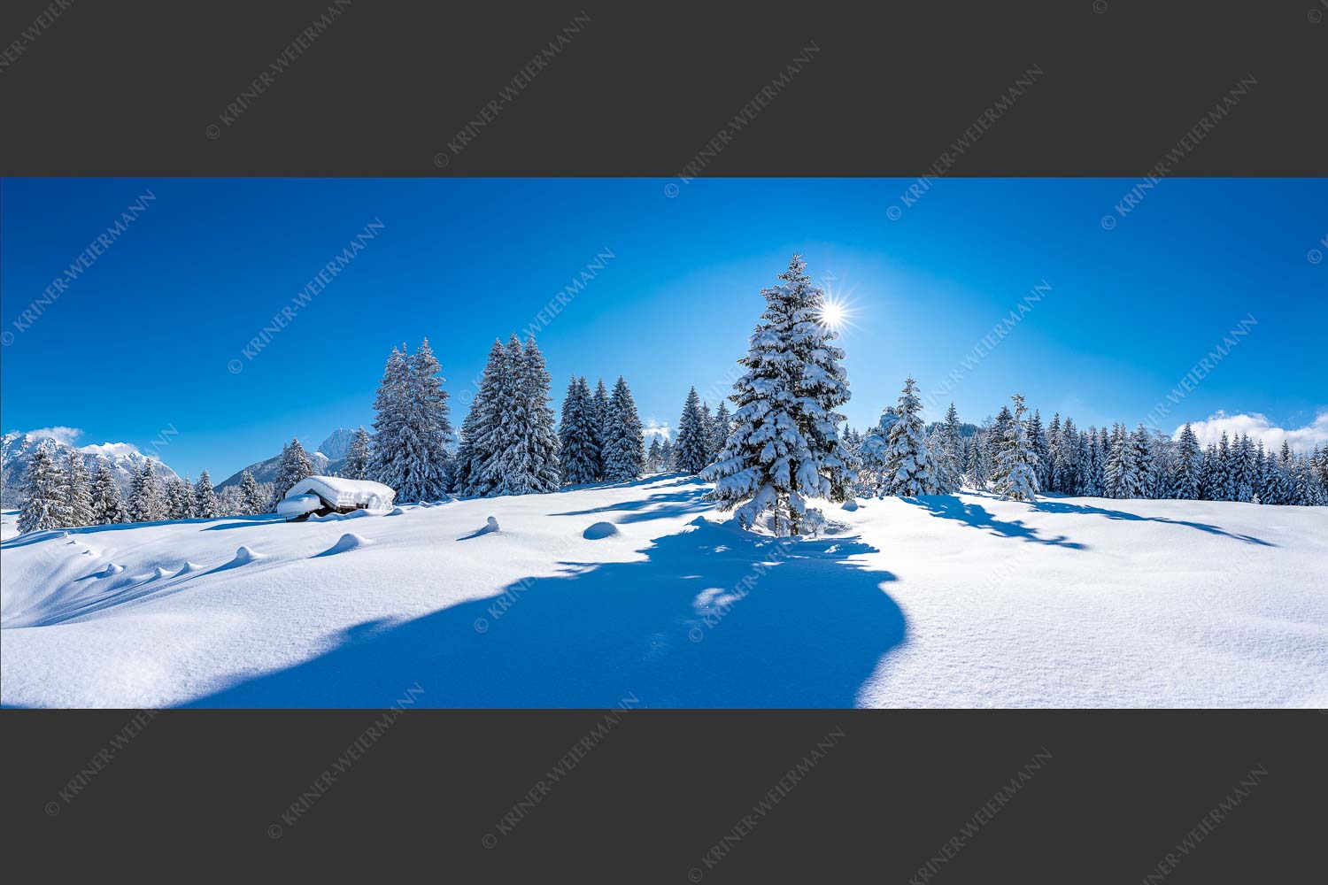 Verschneite Winterlandschaft mit Karwendel im Hintergrund - Reichlich Schnee 2,5:1  -- Winter Wald Karwendel - mehr Infos bei www.Kriner-Weiermann.de