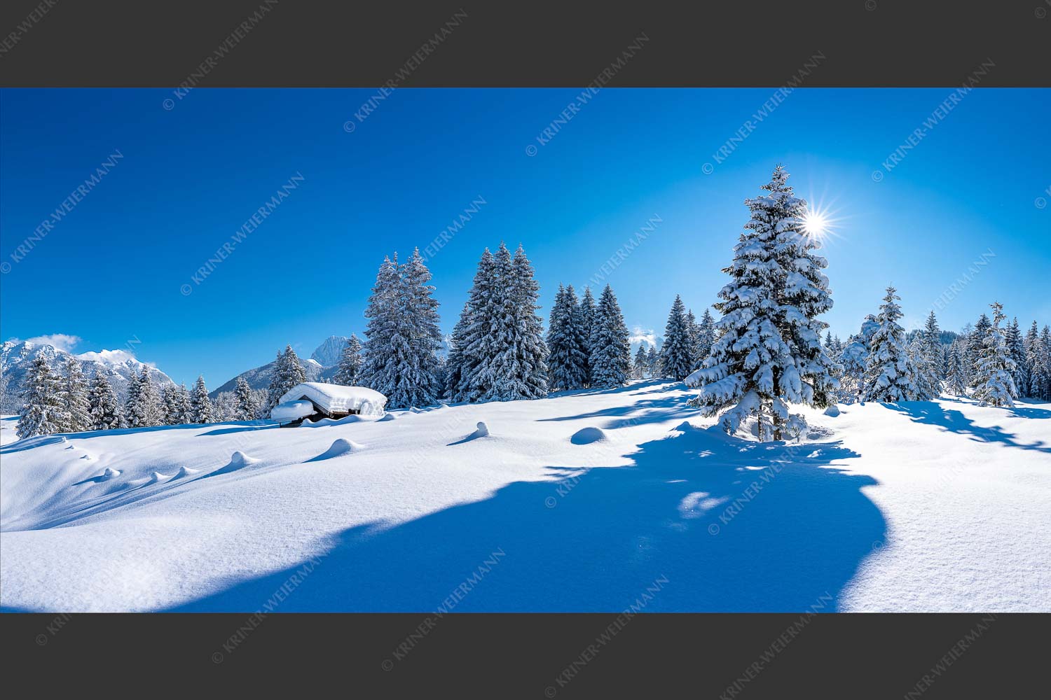Verschneite Winterlandschaft mit Karwendel im Hintergrund - Reichlich Schnee 2:1  -- Winter Wald Karwendel - mehr Infos bei www.Kriner-Weiermann.de