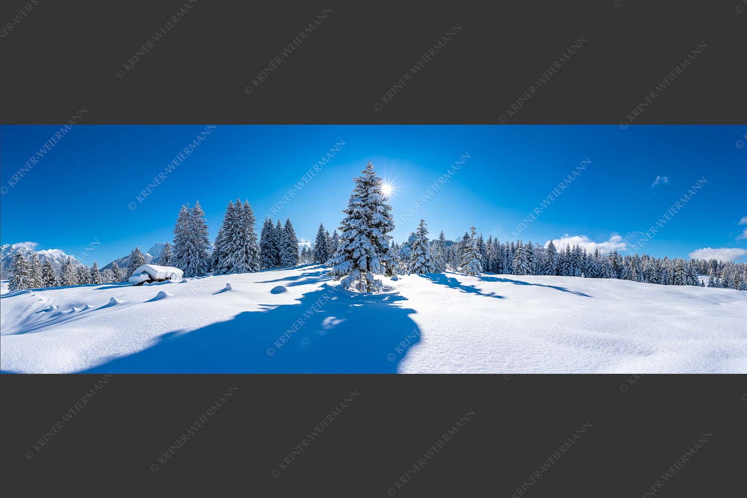 Verschneite Winterlandschaft mit Karwendel im Hintergrund - Reichlich Schnee 3:1  -- Winter Wald Karwendel - mehr Infos bei www.Kriner-Weiermann.de