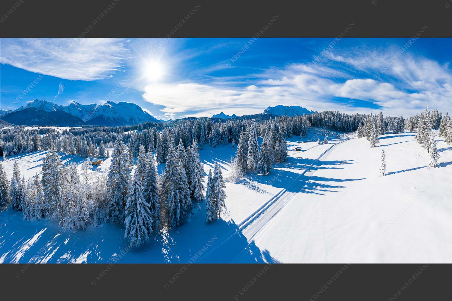 Blick über Langlaufloipe ins Karwendel - Romantisch Langlaufen II 2:1  -- Langlaufloipe Krün Klais - mehr Infos bei www.Kriner-Weiermann.de