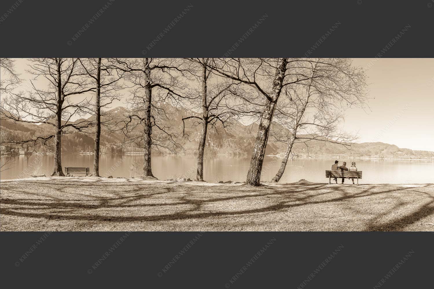 Kochelsee mit Herzogstand - Ruhe genießen 2,5:1 sepia -- Rastbank am Kochelsee - mehr Infos bei www.Kriner-Weiermann.de