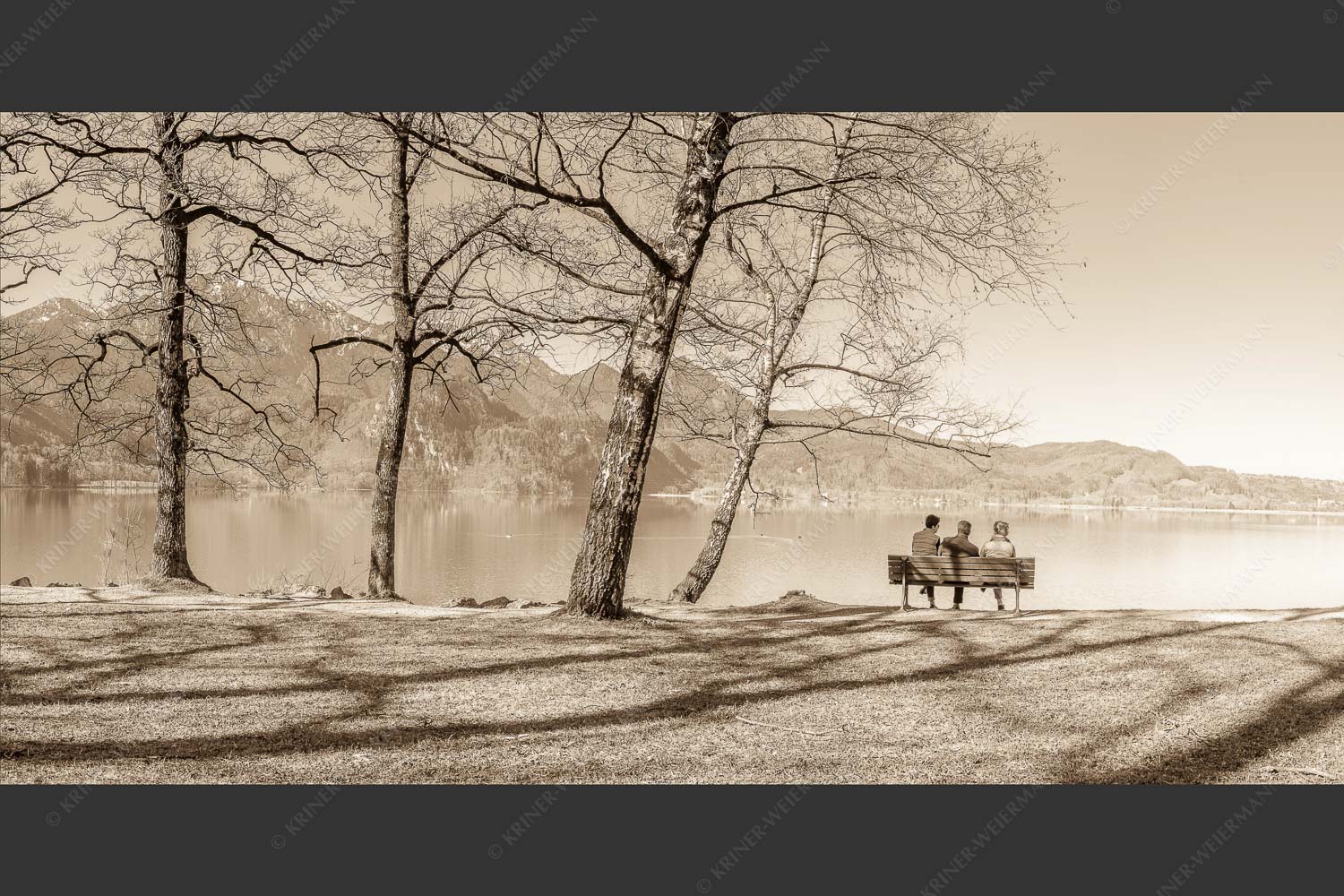 Kochelsee mit Herzogstand - Ruhe genießen 2:1 sepia -- Rastbank am Kochelsee - mehr Infos bei www.Kriner-Weiermann.de