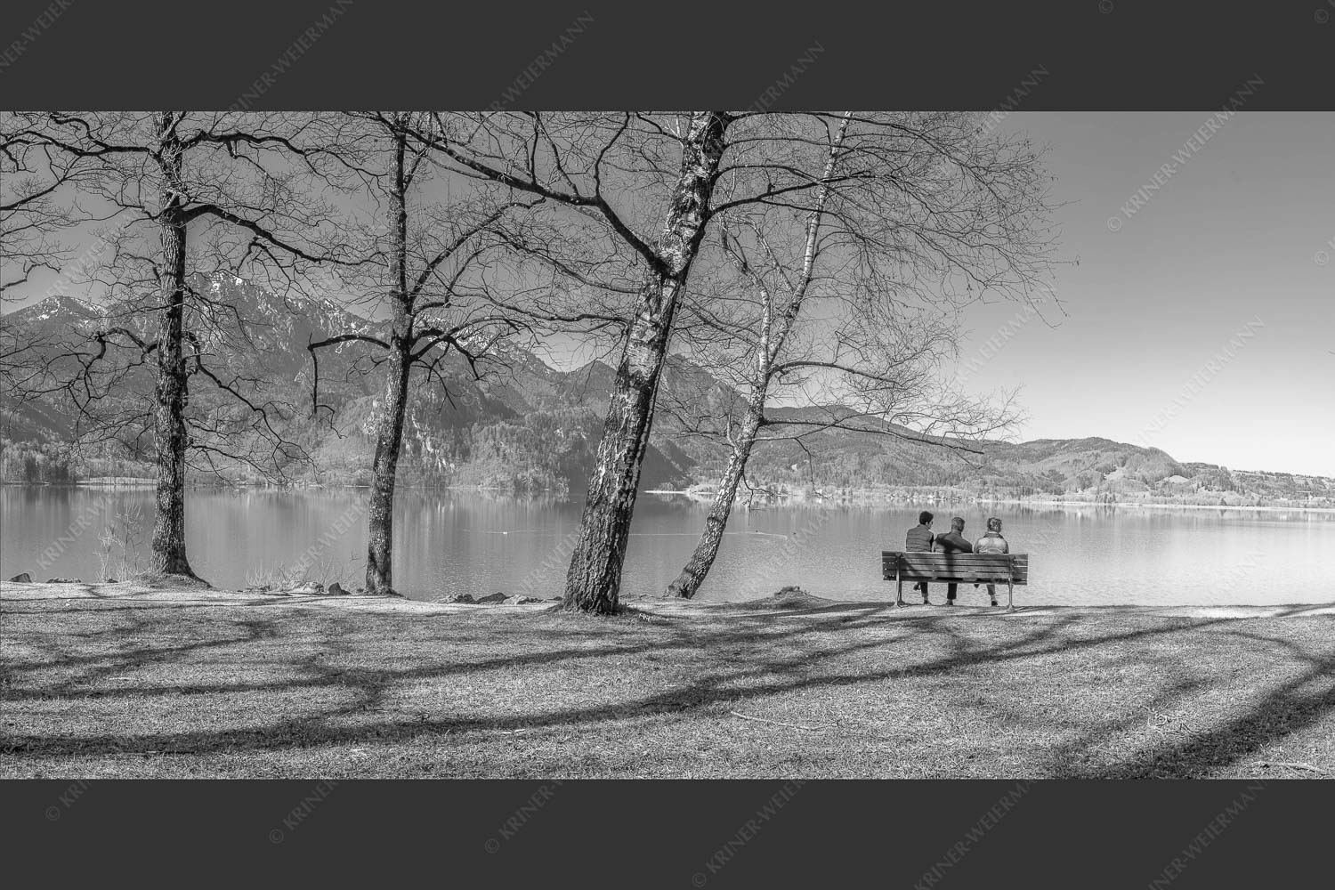 Kochelsee mit Herzogstand - Ruhe genießen 2:1 sw -- Rastbank am Kochelsee - mehr Infos bei www.Kriner-Weiermann.de