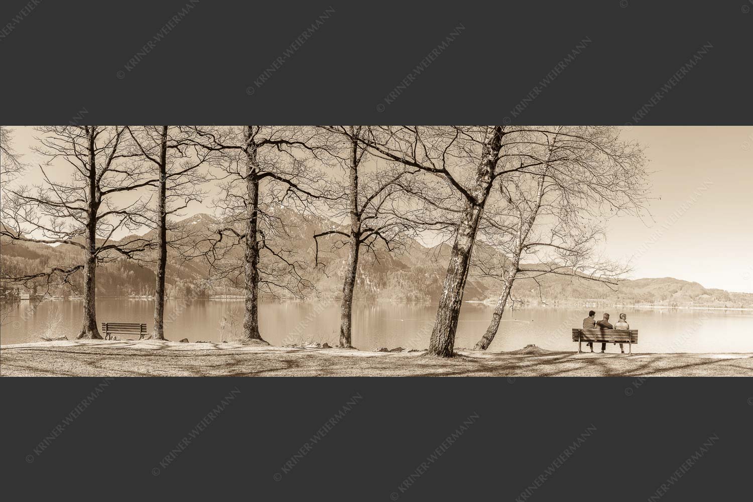 Kochelsee mit Herzogstand - Ruhe genießen 3:1 sepia -- Rastbank am Kochelsee - mehr Infos bei www.Kriner-Weiermann.de